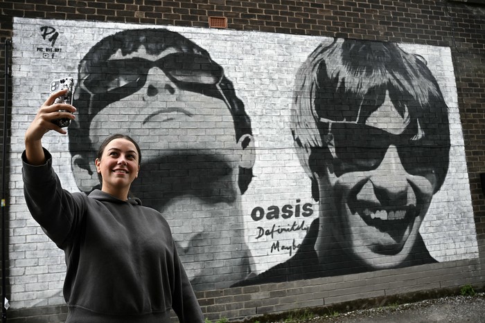 Liam y Noel Gallagher de Oasis, creada por el artista callejero Pic.One.Art, el 27 de agosto, en Manchester. · Foto: Paul Ellis, AFP