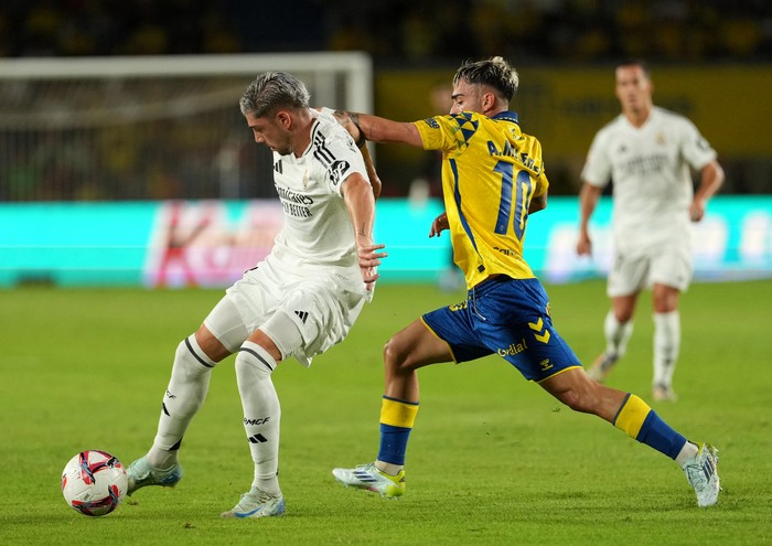 Federico Valverde, de Real Madrid, y Alberto Moleiro, de Las Palmas, el 29 de agosto, en el Estadio de Gran Canaria. · Foto: César Manso, AFP