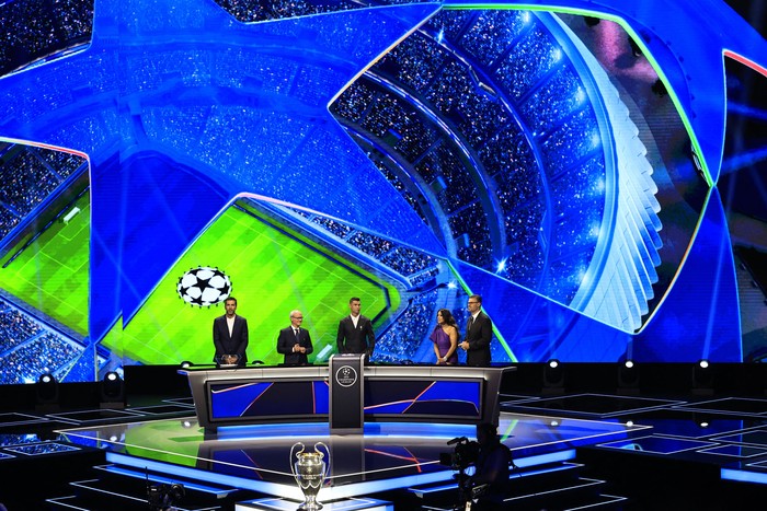 Ceremonia de sorteo para la fase de grupos del torneo de fútbol de la Liga de Campeones de la UEFA 2024-2025, el 29 de agosto, en el Foro Grimaldi de Mónaco. · Foto: Valéry Hache / AFP