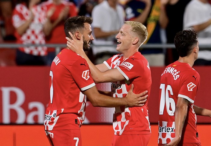 Cristhian Stuani y Donny Van de Beek, luego de convertir su gol ante el Osasuna, el 29 de agosto, en el estadio Montivili de Girona. · Foto: Manaure Quintero, AFP