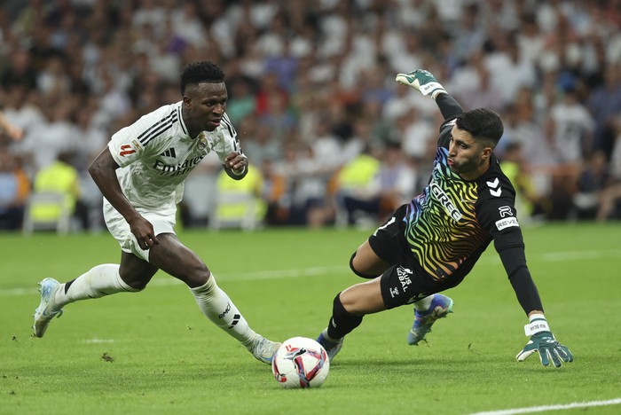 Vinicius, de Real Madrid, y Rui Silva, arquero de Betis, el 1 de setiembre en el estadio Santiago Bernabeu. · Foto: Thomas Coex, AFP