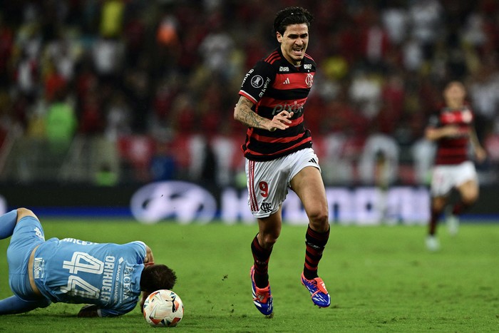 Pedro (C), de Flamengo, durante el partido de ida de octavos de final de la Copa Libertadores ante el Bolívar, en el estadio Maracaná de Río de Janeiro (archivo, agosto de 2024). · Foto: Pablo Porciúncula, AFP.