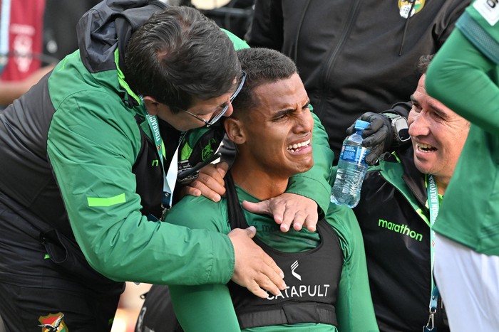 Enzo Monteiro, de Bolivia, celebra tras convertir el cuarto gol de su equipo, el 5 de setiembre, en el estadio Municipal del Alto, en Bolivia. · Foto: Aizar Raldes, AFP