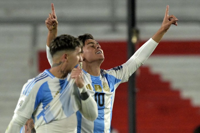 Paulo Dybala y Enzo Fernández, de Argentina, durante el partido con Chile, el 5 de setiembre, en el estadio Mas Monumental de Buenos Aires. · Foto: Juan Mabromata / AFP