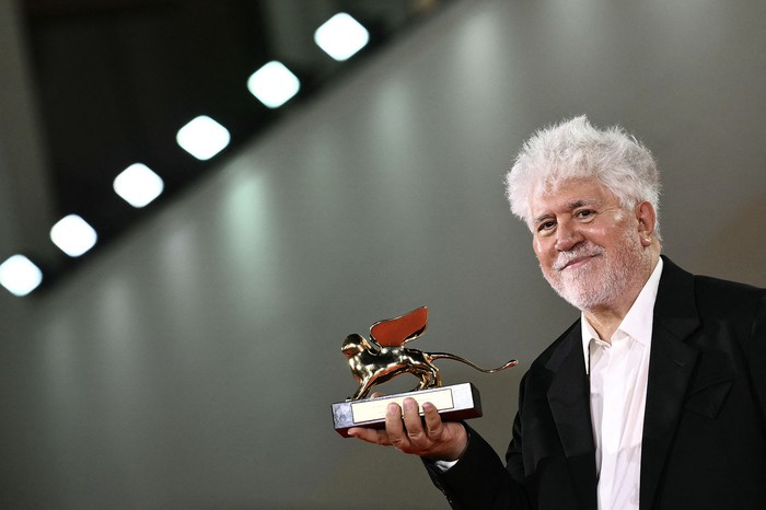 Pedro Almodóvar, con el León de Oro a la Mejor Película, durante la ceremonia de premiación del 81º Festival de Cine de Venecia, el 7 de septiembre, en el Lido de Venecia. · Foto: Marco Bertorello, AFP