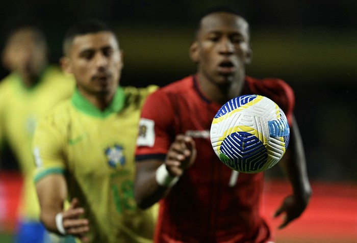 André (i), de Brasil, y Pervis Estupiñán, de Ecuador, el 6 de setiembre, en el estadio Couto Pereira en Curitiba, Brasil. · Foto: Mauro Pimentel, AFP