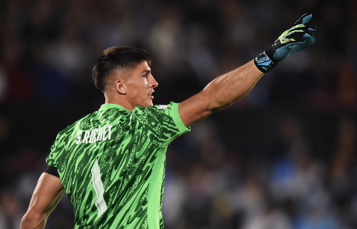 Sergio Rochet, el 6 de setiembre durante el partido ante Paraguay, en el estadio Centenario. · Foto: Dante Fernández, AFP