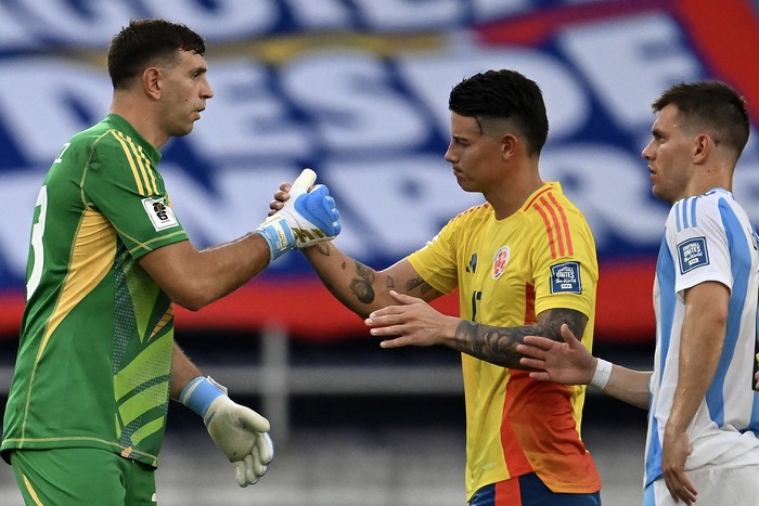 Emiliano Martínez (izq.), de Argentina, y James Rodríguez, de Colombia, al final del partido, el 10 de setiembre, en el estadio Metropolitano Roberto Meléndez de Barranquilla, Colombia. · Foto: Raúl Arboleda, AFP