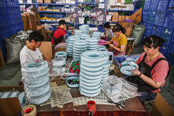 Trabajadores en una fábrica de dispensadores, el 12 de setiembre, en la provincia de Jiangsu, en China. · Foto: AFP