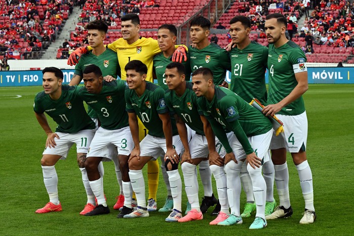 Los jugadores de Bolivia posan antes del partido con Chile, el 10 de setiembre, en el Estadio Nacional de Santiago. · Foto: Rodrigo Arangua, AFP