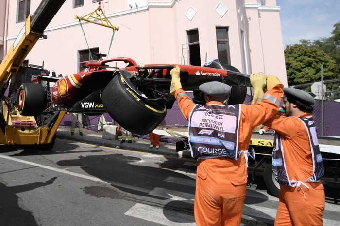 Retiro del auto de Charles Leclerc, luego del accidente durante la primera sesión de entrenamientos en el Gran Premio de Azerbaiyán, el 13 de setiembre, en el circuito de la ciudad de Bakú. · Foto: Tofik Babayev, AFP