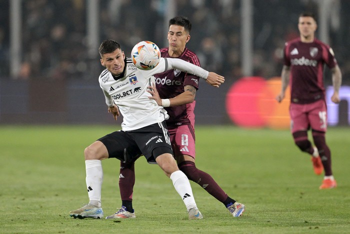 Lucas Cepeda, de Colo-Colo, y Maximiliano Meza, de River Plate, durante el partido de ida de los cuartos de final de la Copa Libertadores, el 17 de setiembre,  en el estadio Monumental David Arellano de Santiago. · Foto: Rodrigo Arangua, AFP