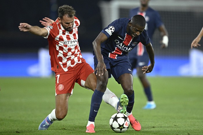 Christian Stuani, de Girona, y Ousmane Dembelé, de París Saint-Germain, durante el partido por la UEFA Champions League en el estadio Parque de los Príncipes, en París. · Foto: Julien De Rosa, AFP