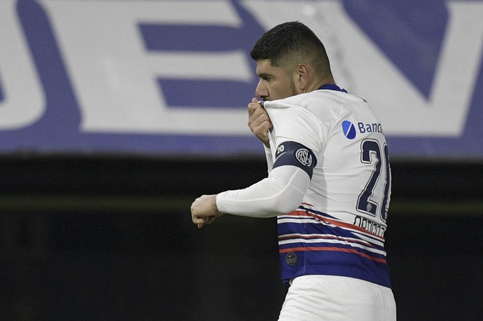 Néstor Ortigoza, de San Lorenzo,  tras anotar un penal contra Boca Juniors durante el partido por la  Superliga, en el estadio La Bombonera, el 27 de julio de 2021. · Foto: Juan Mabromata,  AFP