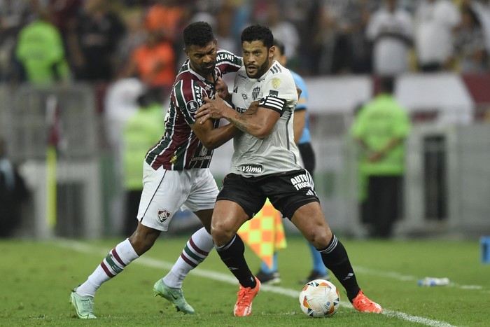 Thiago Santos, de Fluminense, y Hulk, de Atlético Mineiro,  durante el partido de ida de los cuartos de final de la Copa Libertadores, en el estadio Maracaná, en Río de Janeiro, el 18 de setiembre. · Foto: Daniel Ramalho, AFP.