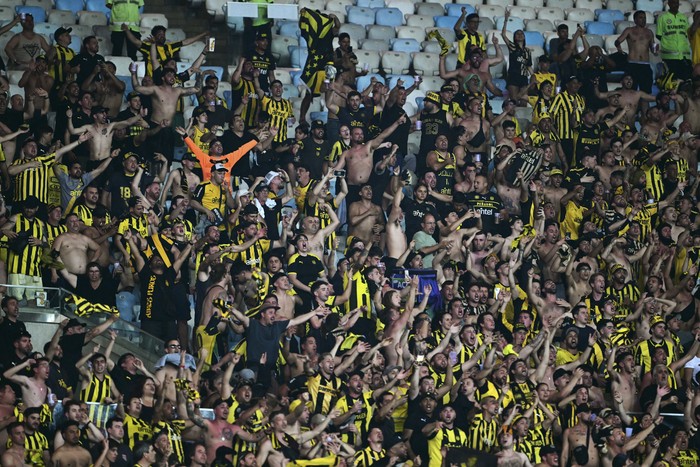 Hinchas de Peñarol en el estadio Maracaná de Río de Janeiro. · Foto: Mauro Pimentel, AFP