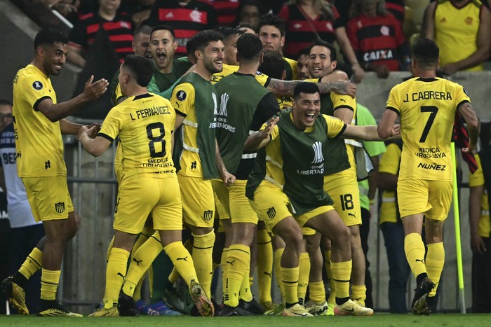 Los jugadores de Peñarol, tras el gol convertido por Javier Cabrera en el partido de ida de los cuartos de final de la Copa Libertadores entre Flamengo y Peñarol, en el estadio Maracaná, en Río de Janeiro. · Foto: Mauro Pimentel, AFP