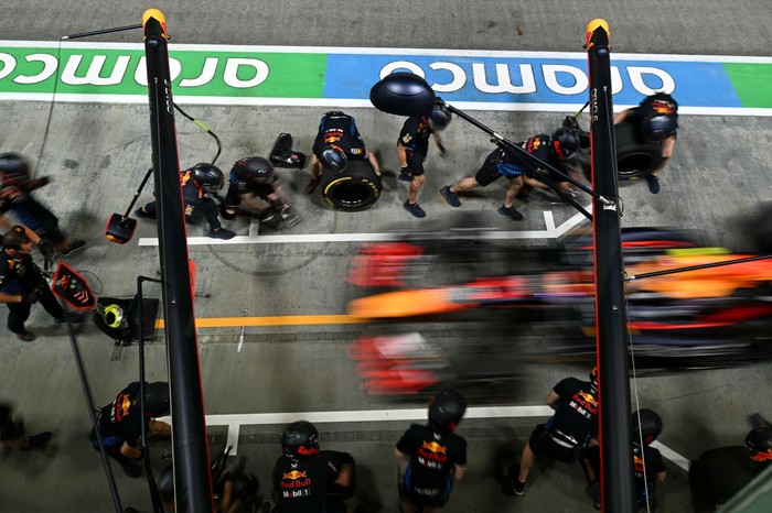 Mecánicos del Red Bull Racing, durante la segunda sesión de entrenamientos previos a la carrera nocturna del Gran Premio de Singapur de Fórmula Uno en el circuito urbano de Marina Bay, en Singapur, el 20 de setiembre. · Foto: Mohd Rasfan, AFP