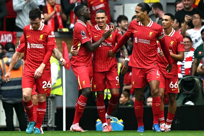 Darwin Núñez (c), del Liverpool, el 21 de setiembre, en Anfield, Liverpool. · Foto: Paul Ellis, AFP