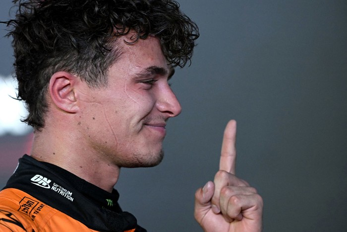 El piloto británico de McLaren, Lando Norris, tras ganar la carrera nocturna del Gran Premio de Singapur de Fórmula Uno en el circuito urbano de Marina Bay en Singapur el 22 de septiembre de 2024. · Foto: Lillian Suwanrumpha / AFP