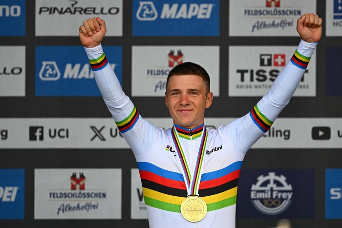 El belga Remco Evenepoel, medallista de oro, este domingo, en el podio del Campeonato Mundial de Ruta UCI 2024, en Zúrich. · Foto: Fabrice Coffrine, AFP