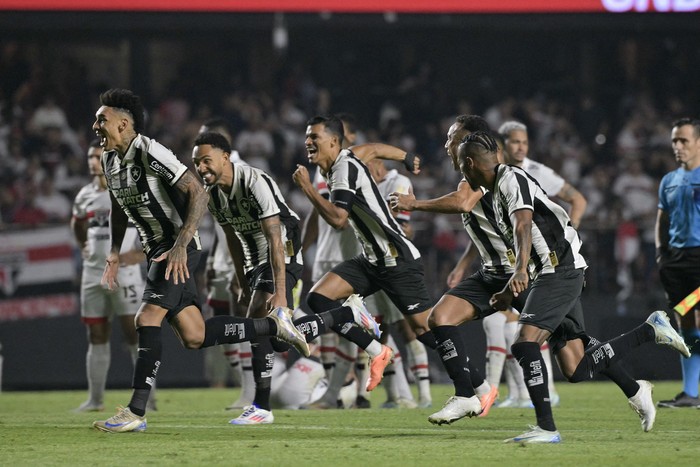 Botafogo, luego de ganar los cuartos de final ante San Pablo, el 25 de setiembre, en el estadio Morumbí. · Foto: Miguel Schincariol, AFP