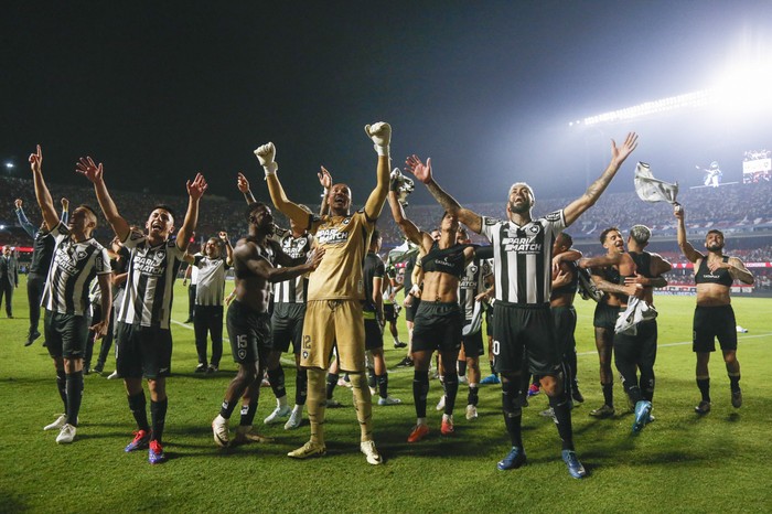 Los jugadores de Botafogo tras la victoria ante San Pablo en el estadio Morumbí. · Foto: Miguel Schincariol, AFP