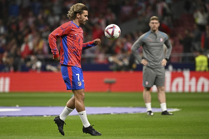 Antoine Griezmann calienta antes del partido de Atlético de Madrid y Real Madrid, en el estadio Metropolitano de Madrid el 29 de setiembre. · Foto: Javier Soriano, AFP