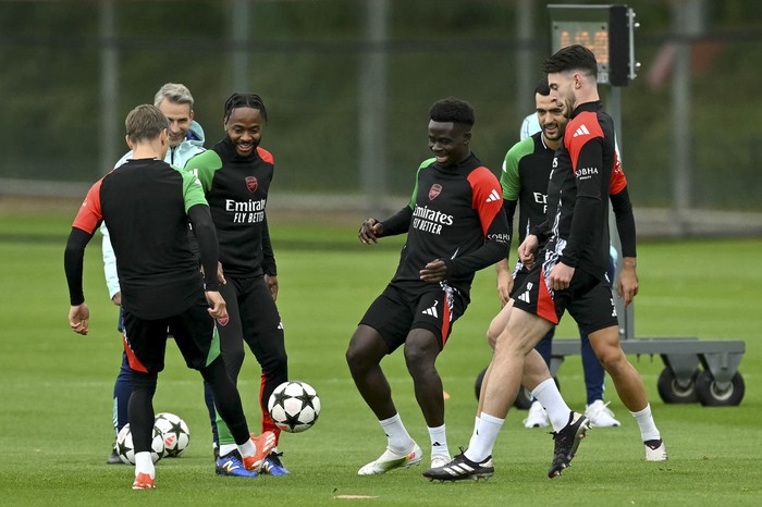 Entrenamiento de Arsenal en la previa de su partido contra el París Saint-Germain. · Foto: Glyn Kirk, AFP