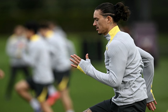 Darwin Núñez, de Liverpool, durante un entrenamiento previo al partido por la Champios League ante Bolonia, el 1° de octubre, en el centro de entrenamiento AXA, en Liverpool, Inglaterra. · Foto: Pablo Ellis, AFP