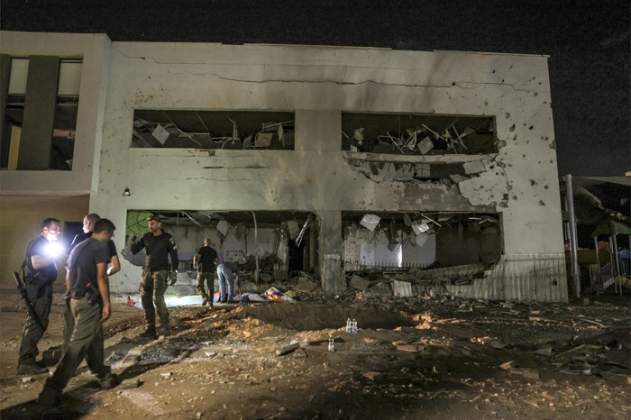 Edificio dañado por los ataques con misiles lanzados por Irán, en la ciudad de Gedera, al sur de Israel. · Foto: Menahen Kahana, AFP