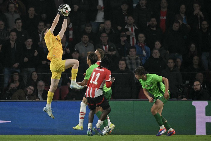 Franco Israel (i), de el Sporting de Lisboa, durante un partido de la Champions League ante el PSV Eindhoven, el 1 de octubre, en el Philips Stadion, en Eindhoven, Países Bajos. Foto: Nicolas Tucau, AFP