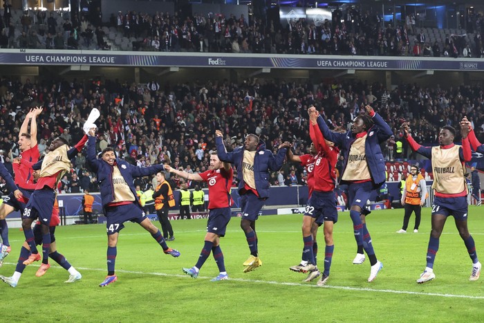 Los jugadores de Lille tras ganar el partido de fútbol de la UEFA Champions League a Real Madrid en el estadio Pierre Mauroy, en Villeneuve-d'Ascq, en el norte de Francia. · Foto: François Lo Presti, AFP