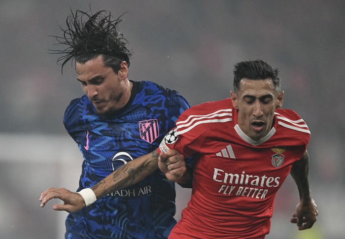 José María Giménez, de Atlético de Madrid, y Ángel Di María, durante un partido de la Champions League, el 2 de octubre, en el estadio Luz de Lisboa. · Foto: Patricia de Melo Moreira, AFP