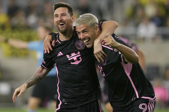 Lionel Messi y Luis Suárez, del Inter Miami, ante el Columbus Crew, el 2 de octubre, en el Lower.com Field, en Ohio, Estados Unidos. Foto: Jason Mowry, Getty Images, AFP