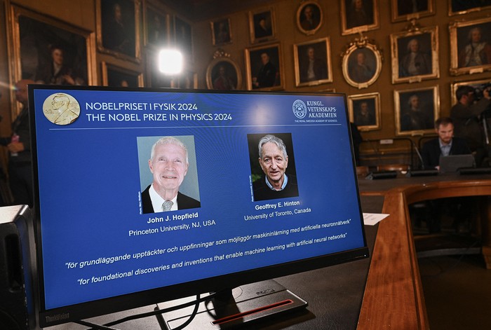 John J Hopfield y Geoffrey E Hinton, ganadores del Premio Nobel de Física 2024, el 8 de octubre, durante el anuncio de la Real Academia Sueca de Ciencias en Estocolmo, Suecia. Foto: Jonathan Nackstrand, AFP