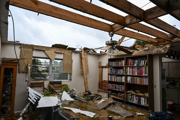 Vivienda después de ser golpeada por un tornado en Fort Myers, Florida, mientras se acerca el huracán Milton. · Foto: Chandan Khanna, AFP