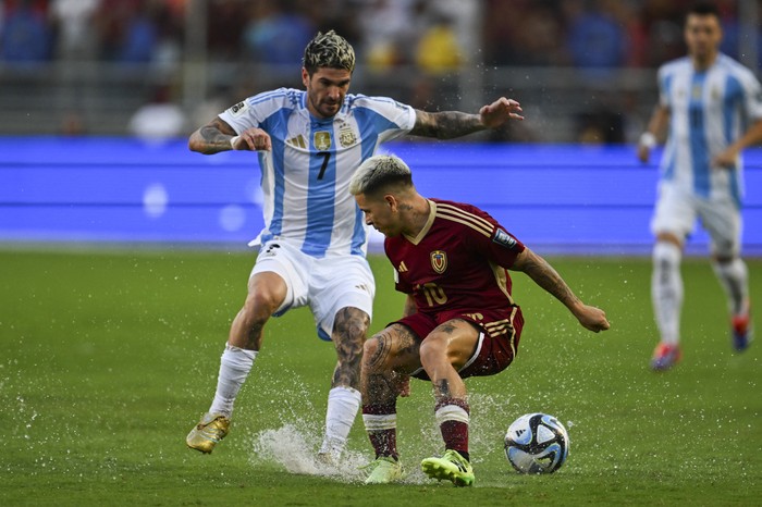 Rodrigo de Paul, de Argentina, y Yeferson Soteldo, de Venezuela, en el estadio Monumental Maturín. · Foto: Juan Barreto, AFP