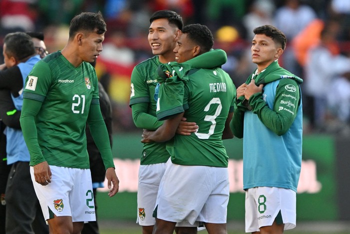 Los jugadores de Bolivia celebran después de ganar el partido a Colombia, el 10 de octubre, en el estadio Municipal de El Alto, Bolivia. · Foto: Aizar Raldes, AFP