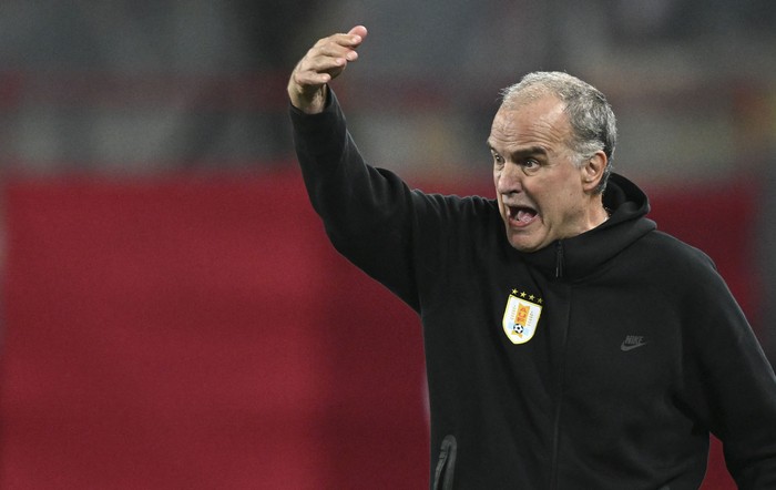 Marcelo Bielsa, durante el partido entre Perú y Uruguay, el 11 de octubre, en el Estadio Nacional de Lima. · Foto: Ernesto Benavides, AFP