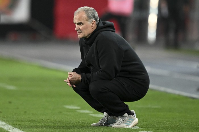 Marcelo Bielsa, director técnico de Uruguay, durante el partido ante Perú, en el estadio Nacional de Lima. · Foto: Ernesto Benavides, AFP