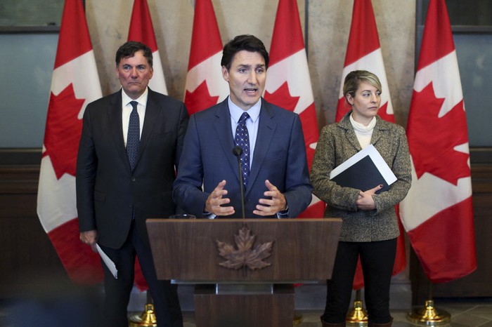 El primer ministro canadiense, Justin Trudeau (centro), con la ministra de Asuntos Exteriores, Mélanie Joly, y el ministro de Seguridad Pública, Dominic LeBlanc, durante una conferencia de prensa en Parliament Hill, en Ottawa, después de que Canadá expulsara a seis diplomáticos indios de alto rango. · Foto: Dave Chan, AFP