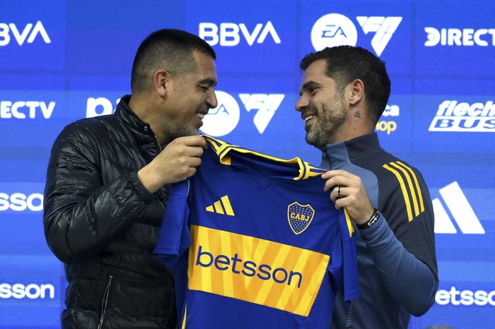 Juan Román Riquelme y Fernando Gago durante la presentación de este último como director técnico de Boca Juniors, el 14 de octubre. · Foto: Luis Robayo, AFP