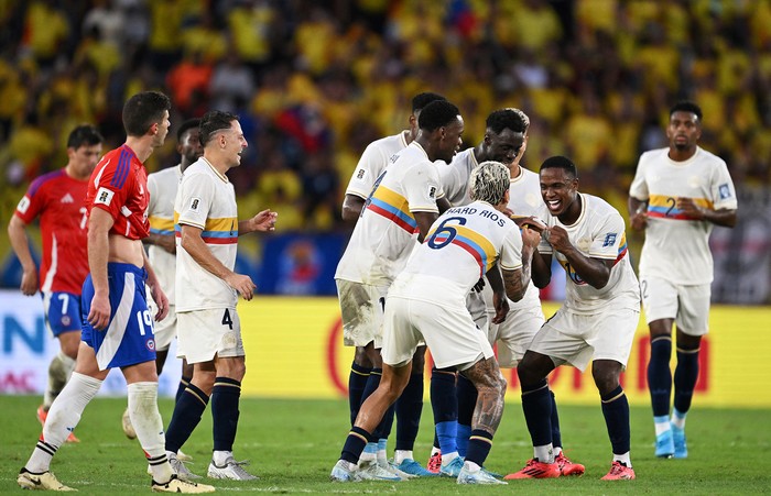 Los jugadores colombianos celebran la victoria ante Chile en el partido de las Eliminatorias sudamericanas de la Copa Mundial de la FIFA 2026 entre Colombia y Chile, en el estadio Metropolitano Roberto Meléndez en Barranquilla, Colombia, el 15 de octubre de 2024. (Foto de Raúl Arboleda/AFP) · Foto: Raúl Arboleda, AFP