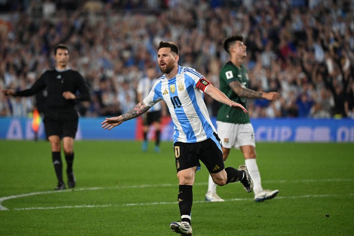 Lionel Messi después de anotar ante Bolivia, el 15 de octubre, en el estadio Más Monumental de Buenos Aires. · Foto: Luis Robayo, AFP