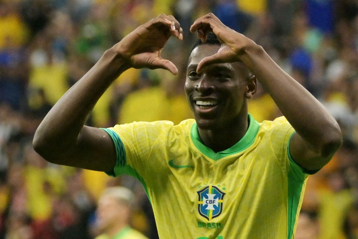 Luiz Henrique, de Brasil, después de anotar el 4º gol a Perú en el estadio Mane Garrincha en Brasilia. · Foto: Nelson Almaida