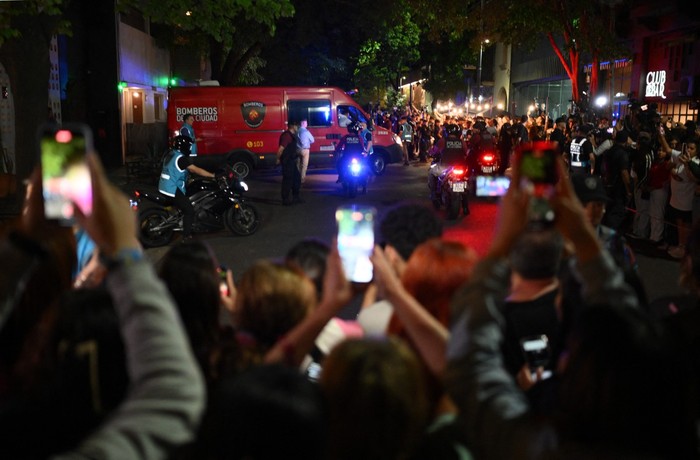 Los forenses sacan el cuerpo del cantante británico Liam Payne en un camión de bomberos del hotel donde murió en Buenos Aires, el 16 de octubre de 2024. · Foto: Luis Robayo, AFP