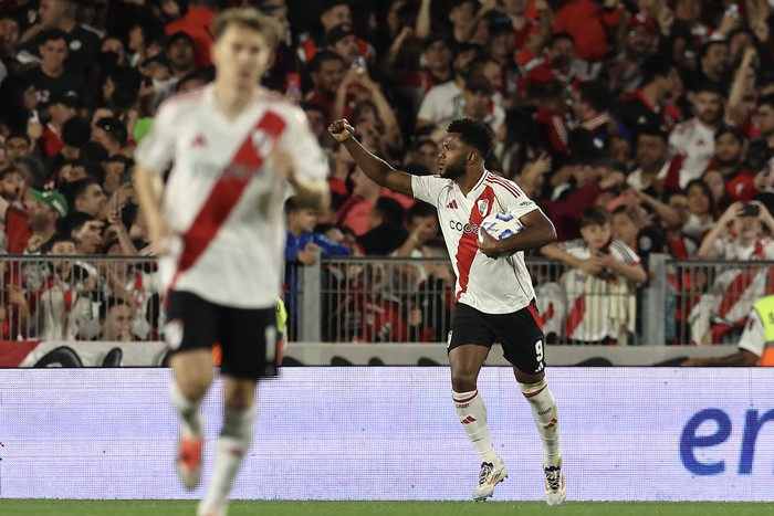 Miguel Ángel Borja, luego de anotar su gol ante Vélez Sarfield, el 18 de octubre, en el estadio Más Monumental de Buenos Aires. · Foto: Alejandro Pagni, AFP