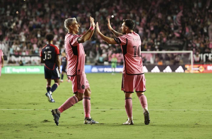 Luis Suárez y Lionel Messi, tras el quinto gol de Inter Miami a New England Revolution convertido por Messi, el 19 de octubre en Fort Lauderdale, Florida. · Foto: Chris Arjoon, AFP