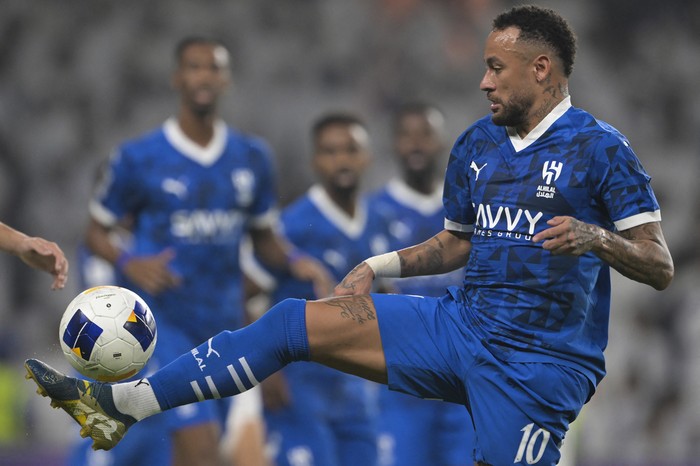 Neymar controla el balón durante el partido entre Al-Ain de Emiratos Árabes Unidos y Al-Hilal de Arabia Saudita, en el estadio Hazza bin Zayed en Al-Ain. · Foto: S/d de autor, AFP